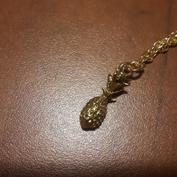 Cute Minimalist Gold Pineapple Pendant Necklace - Picture 6 of 6